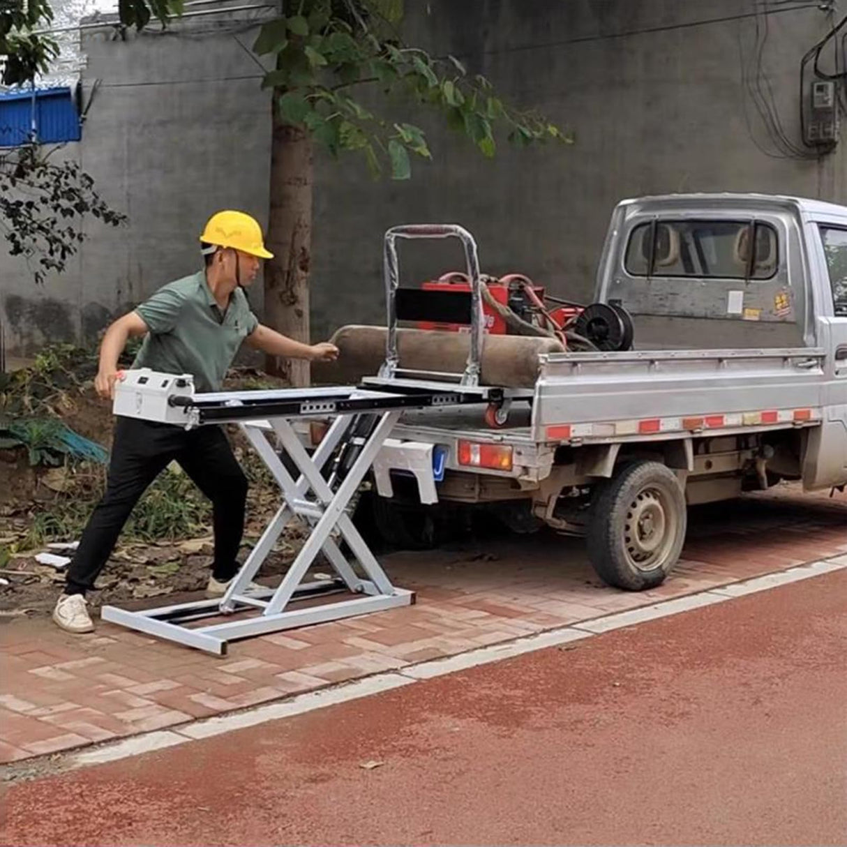 Hydraulic Lifting Platform, Electic Single Scissor Lift Table with 4 Wheels, Hydraulic Lift Table Cart, 300kg Capacity, 38.6" Lifting Height XQZMZSCP