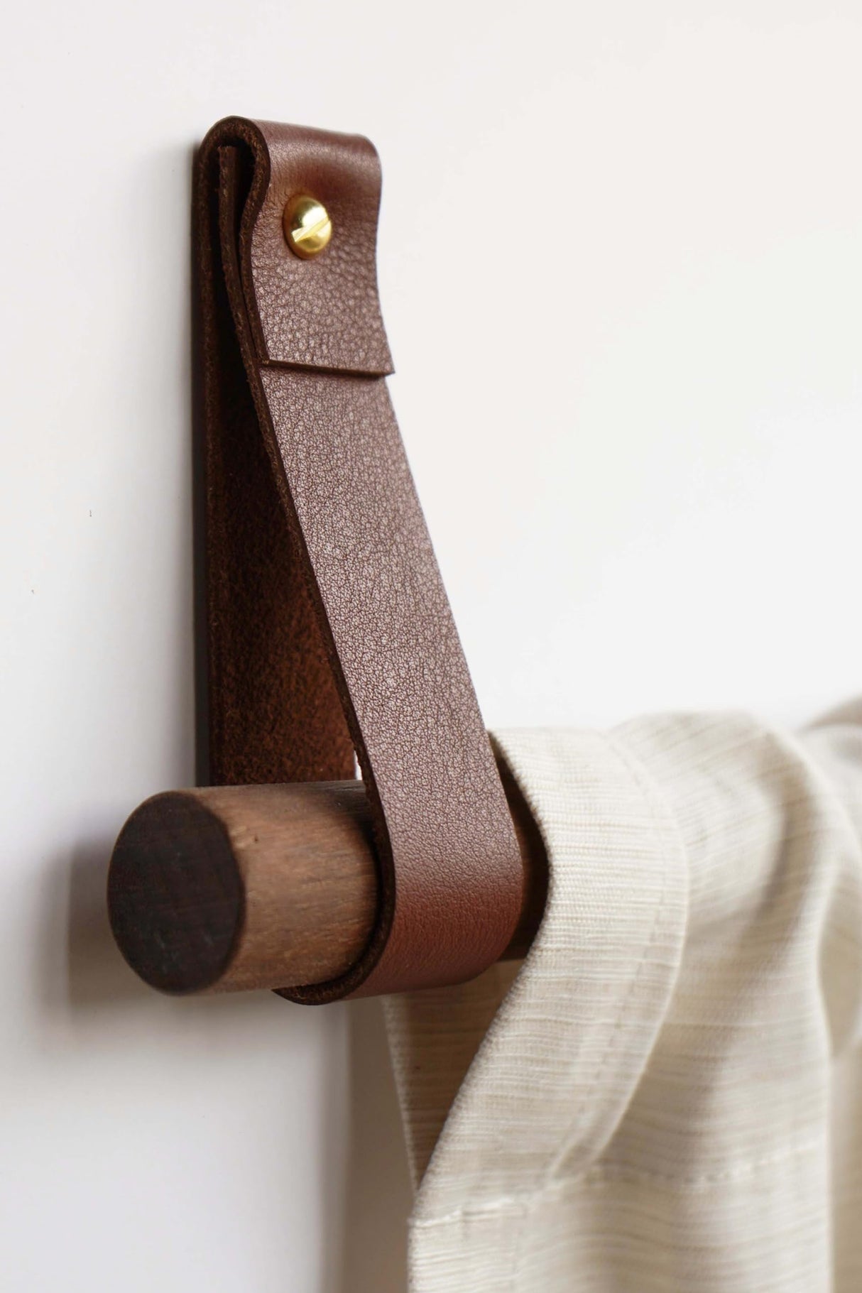 KEYAIIRA - Curtain rod holder leather curtain rod bracket holders leather loop strap for wall boho pole hanger wall blanket display farm house style - 2 PK (WALNUT) Keyaiira