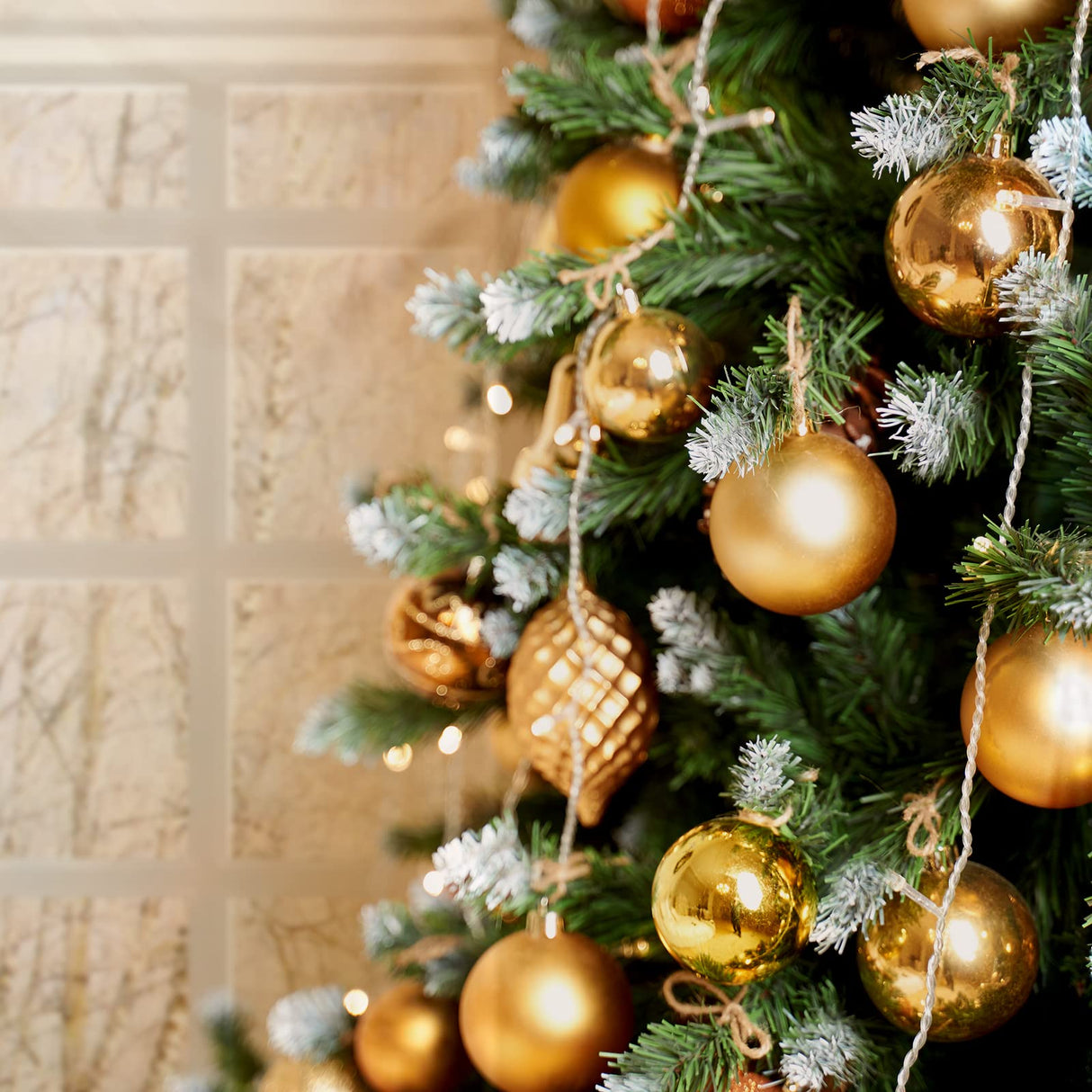 Karl home 6ft Green Partial Flocked Artificial Christmas Tree, Classic Spruce Tree with Sturdy Metal Stand for Home, Office, Party Festival Holiday Decoration,812 PVC Branch Karl home