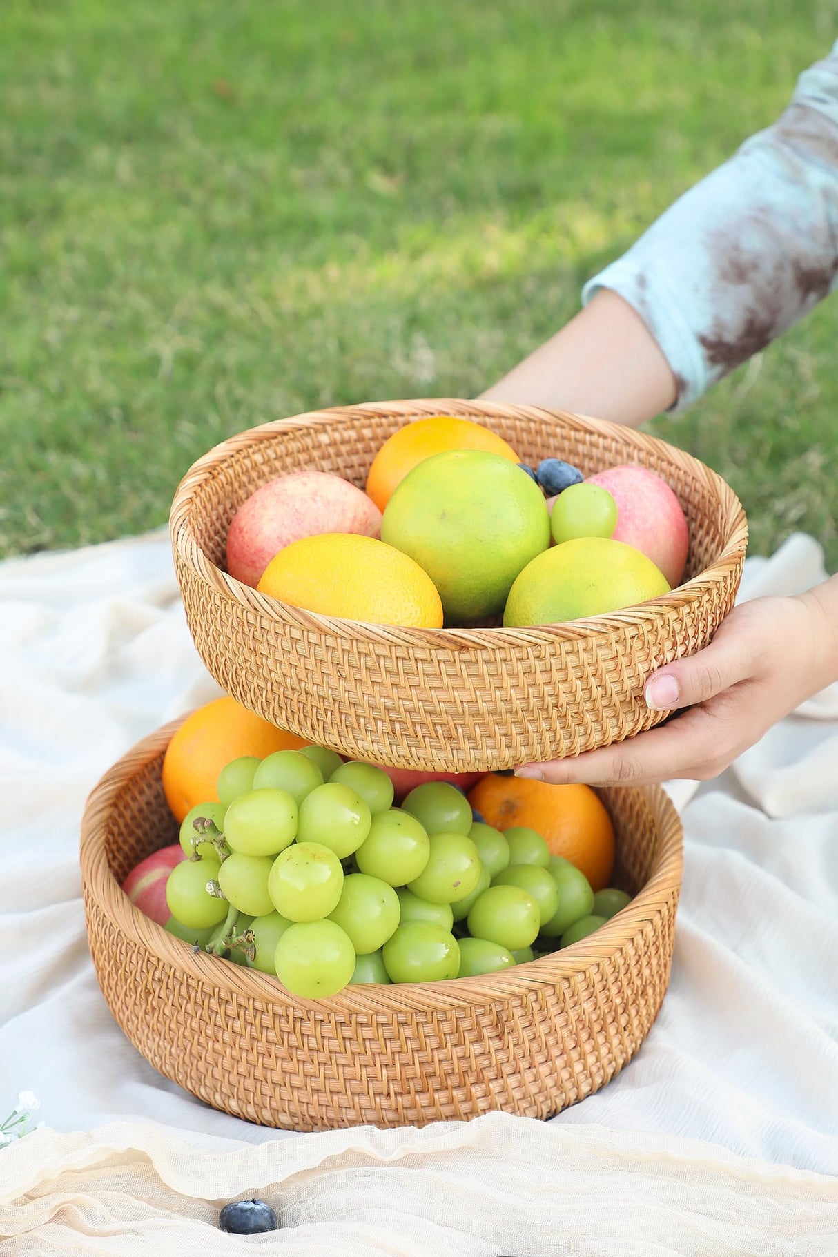 HITOMEN Handmade Rattan Bread Baskets Round Wicker Fruit Serving Storage Bowls, Natural Woven Decorative Kitchen Counter Organizing (Honey Brown) M-9.1" HITOMEN