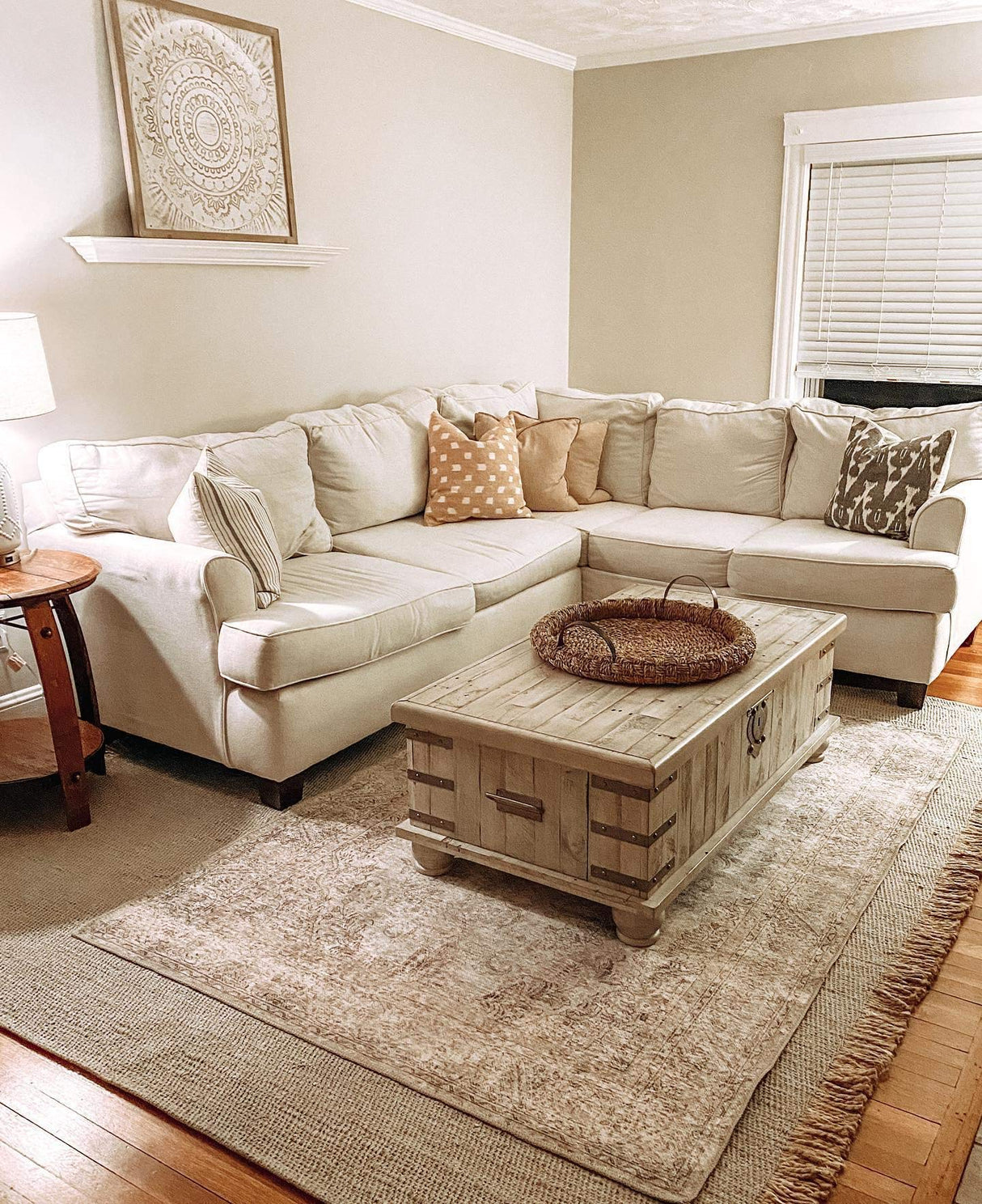 Signature Design by Ashley Carynhurst Lift Top Rustic Farmhouse Cocktail Table, Antique Off White Signature Design by Ashley