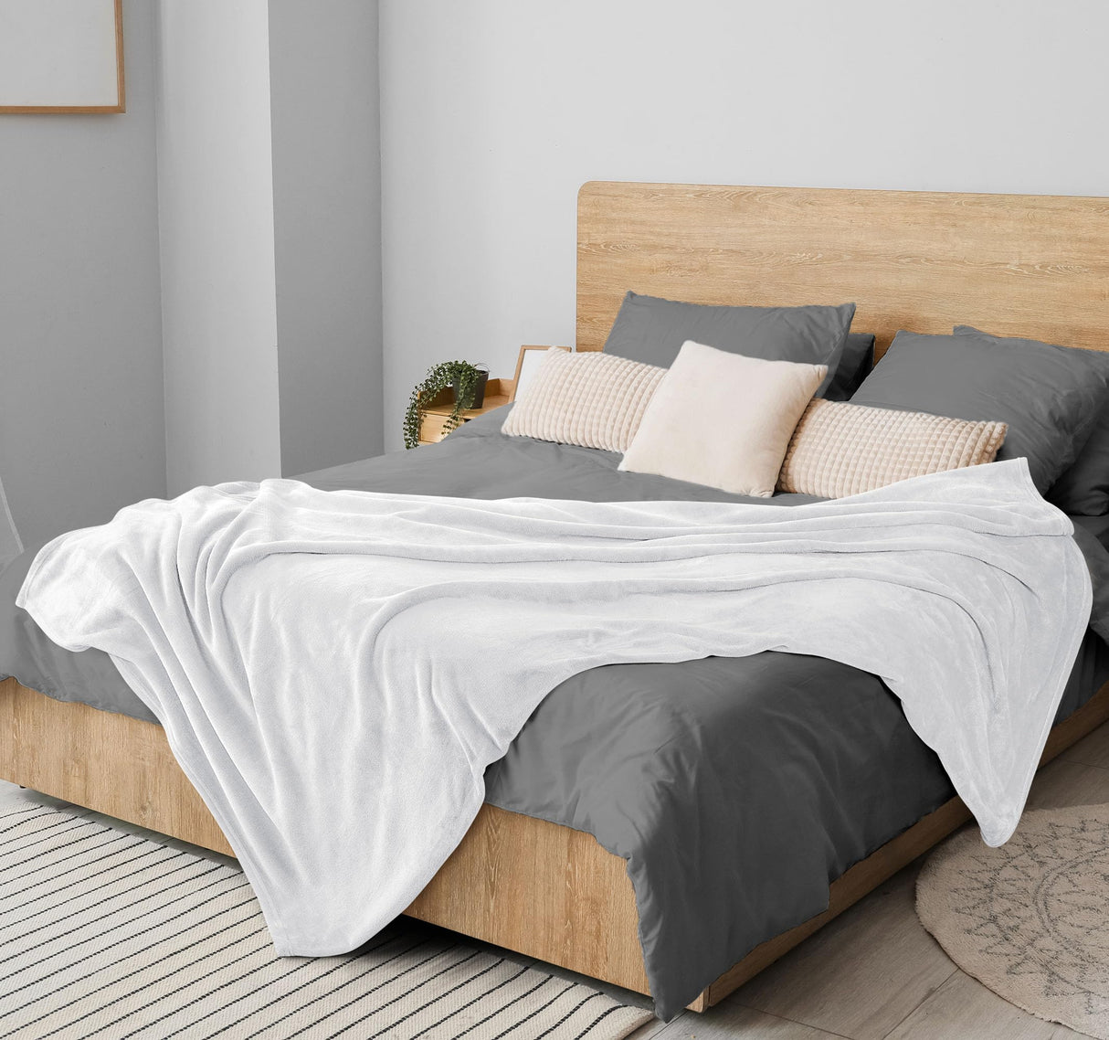 Utopia Bedding White Fleece Blanket Throw Size Lightweight Fuzzy Soft Anti-Static Microfiber Bed Blanket (60x50 Inch) Utopia Bedding