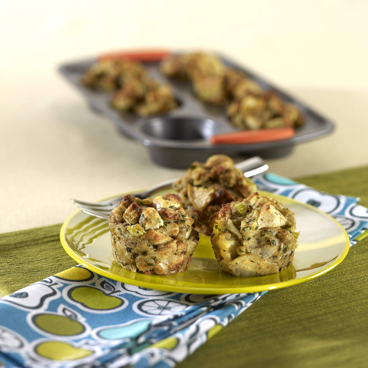 Rachael Ray Yum -o! Nonstick Bakeware 6-Cup Muffin Tin With Grips / Nonstick 6-Cup Cupcake Tin With Grips - 6 Cup, Gray Rachael Ray