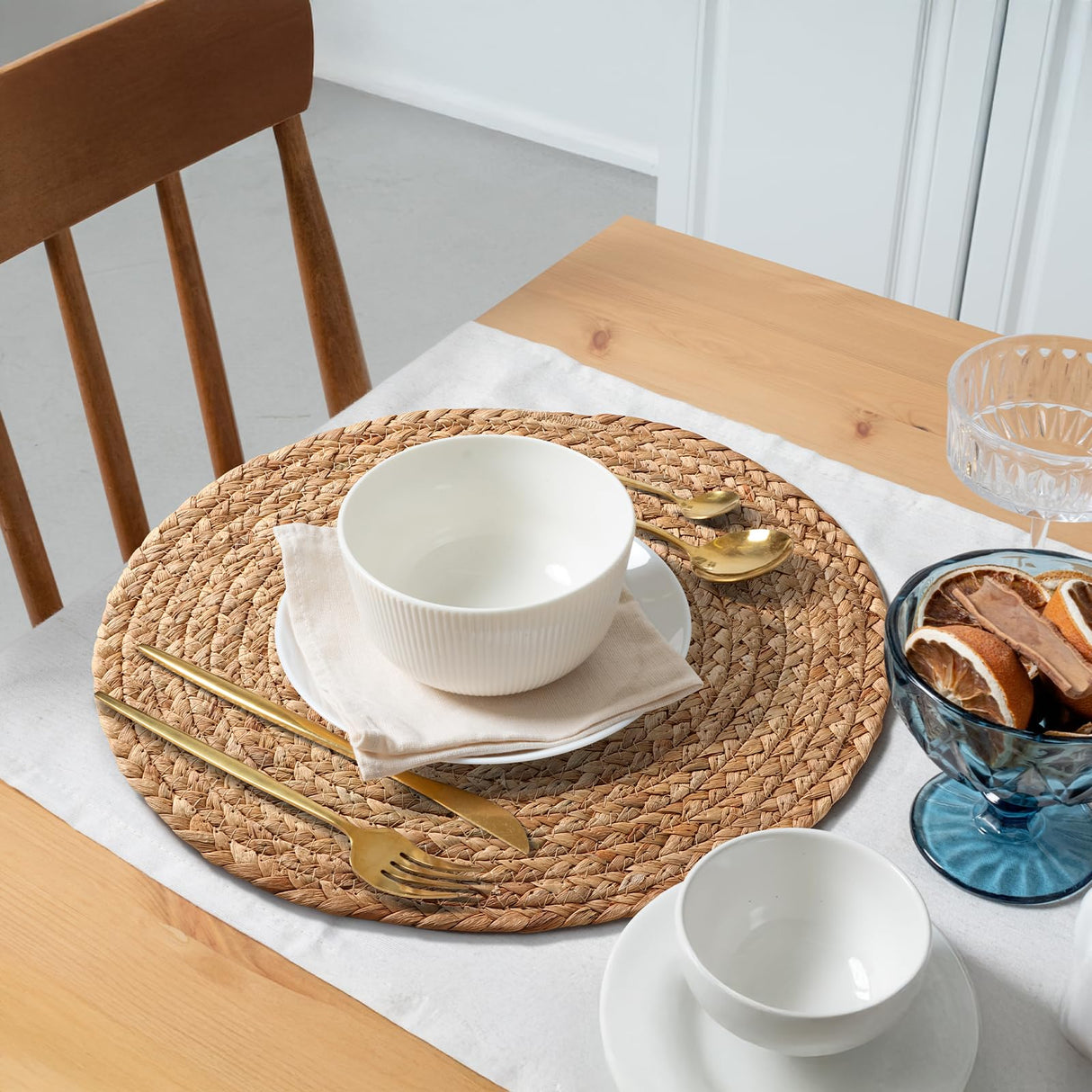 Aofmee 12 inch Round Woven Placemats Set of 6, Boho Rattan Place Mats, Natural Water Hyacinth Table Placemats, Farmhouse Weave Table Mats, Rustic Braided Wicker Charger Plates for Dining Table Decor Aofmee