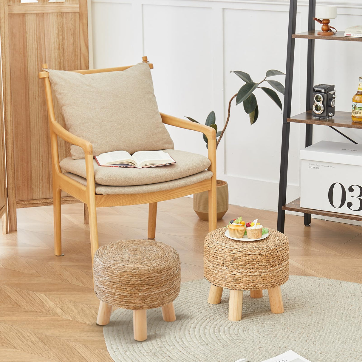 ALeesing Round Ottoman Natural Seagrass Footstool, Round Footstool with 4 Wood Legs, Hand Woven Round Footstool Sofa Stool, Multifunctional Modern Dressing Stool, Sofa Side Table for Bedroom (Nature) ALeesing