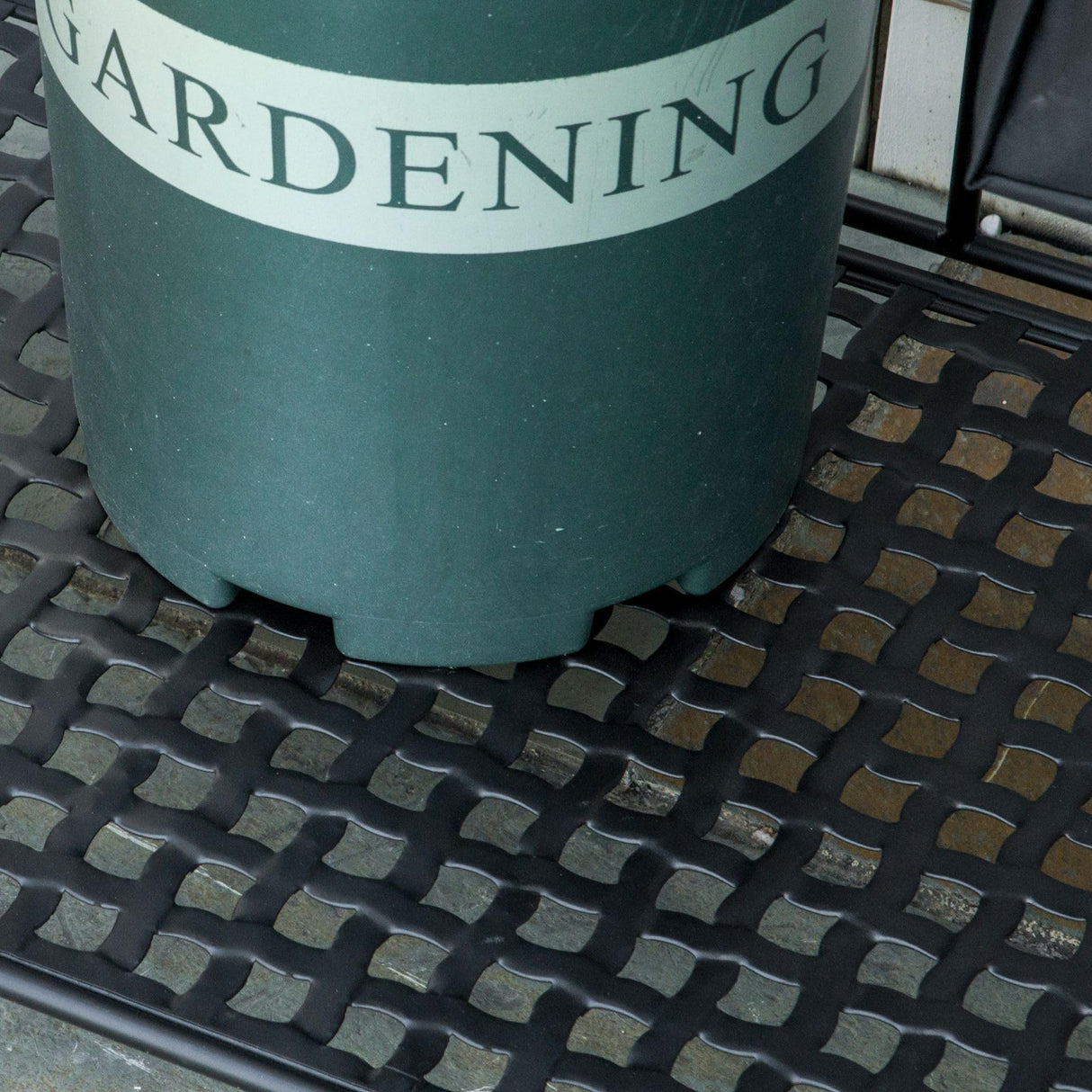 Outsunny Folding Potting Bench Table, Metal Garden Workstation, Work Bench with Large Build-in Bag with Cover, 5 Hanging Hooks & Storage Shelf, Flourishes Outsunny