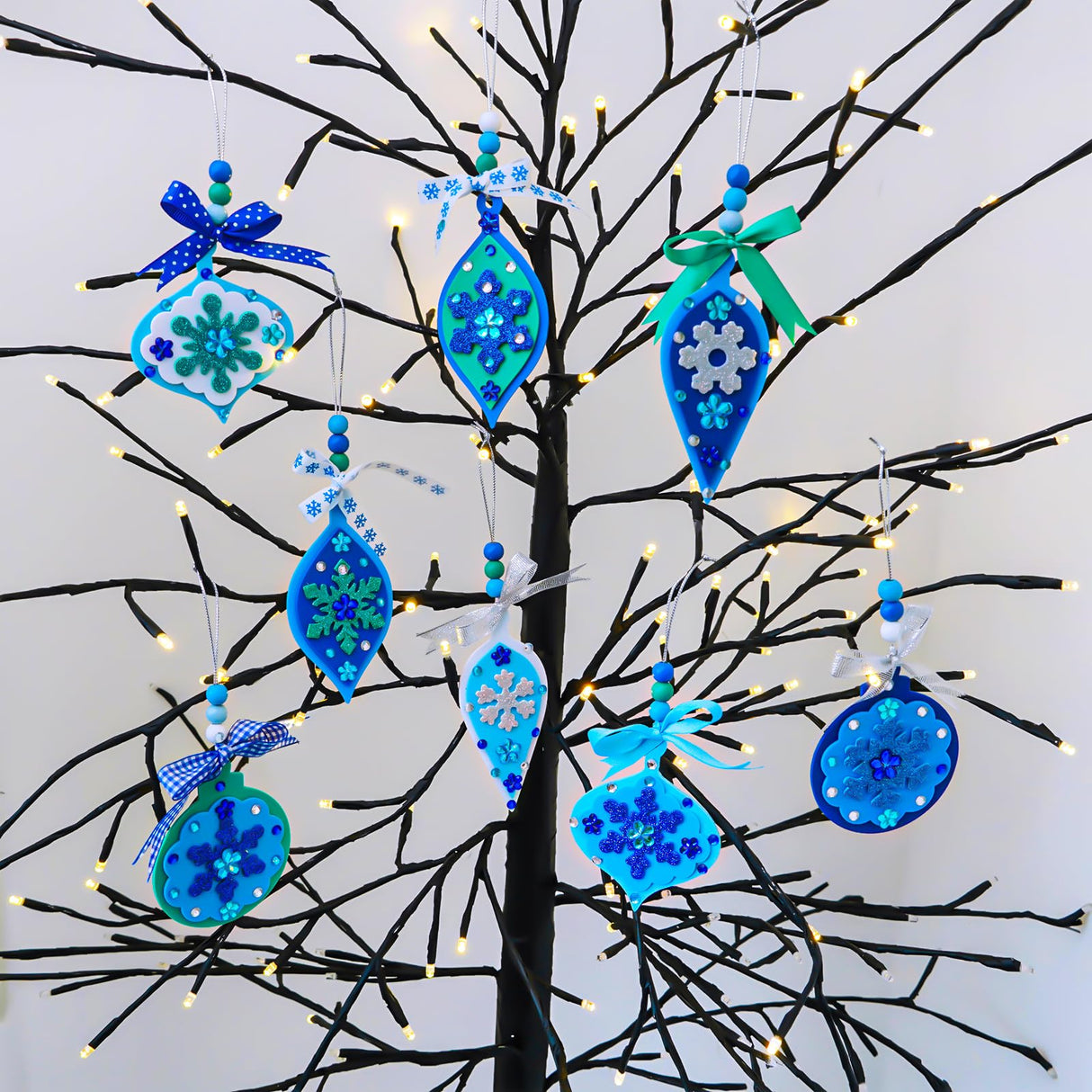 Winlyn 24 Sets Christmas Craft Kits Winter Crafts DIY Snowflake Baubles Ornaments Decorations Snowflake Foam Stickers Christmas Arts and Crafts for Kids Holiday Classroom Art Activities Party Favors Winlyn