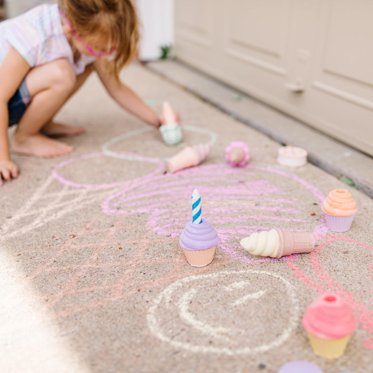 Melissa & Doug Ice Cream & Cake Chalk Set Arts And Crafts For Kids, Sidewalk Chalk For Kids Ages 3+ Melissa & Doug
