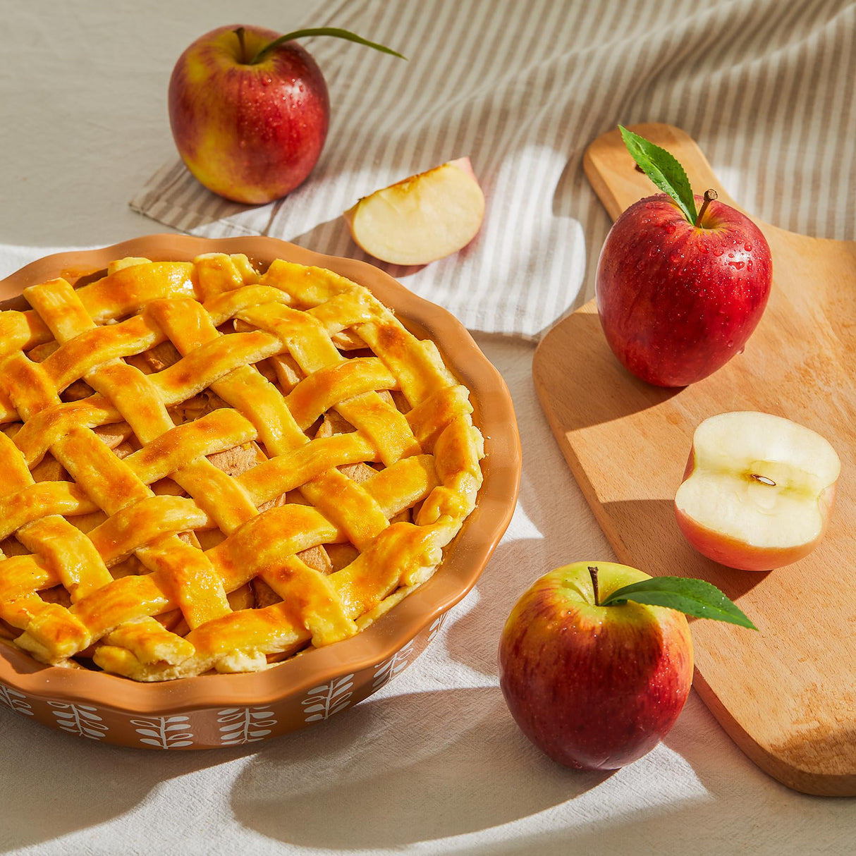 Sweese Porcelain Deep Fluted Pie Dish for Baking - 9 inch Porcelain Pie Plate for Apple, Quiche, Pot Pies, Tart - Leaf - Brown Sweese