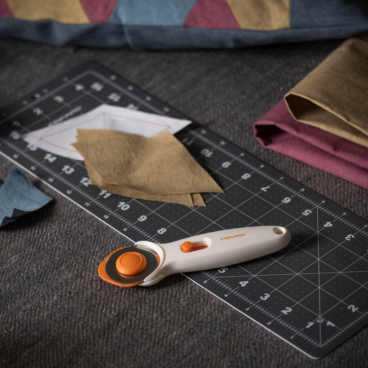 Fiskars 45mm Rotary Cutter for Fabric, Premium Steel Stick Fabric Cutter Cuts Through Multiple Layers, Right and Left Handed, Easy and Safe Blade Change, Arts and Crafts, Sewing and Quilting Tools Fiskars