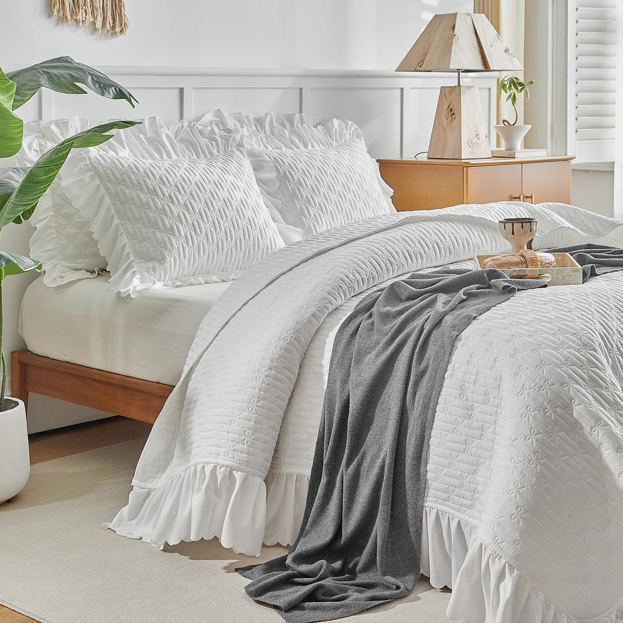 Ruffled Quilt Bedding Set Queen Size 96 * 96in - 3 Pieces Solid Shabby Chic Farmhouse Ruffles Rustic Coverlet Lightweight Fluffy Summer Oversized Bedspread with Shams for Women Men White UOZZI BEDDING