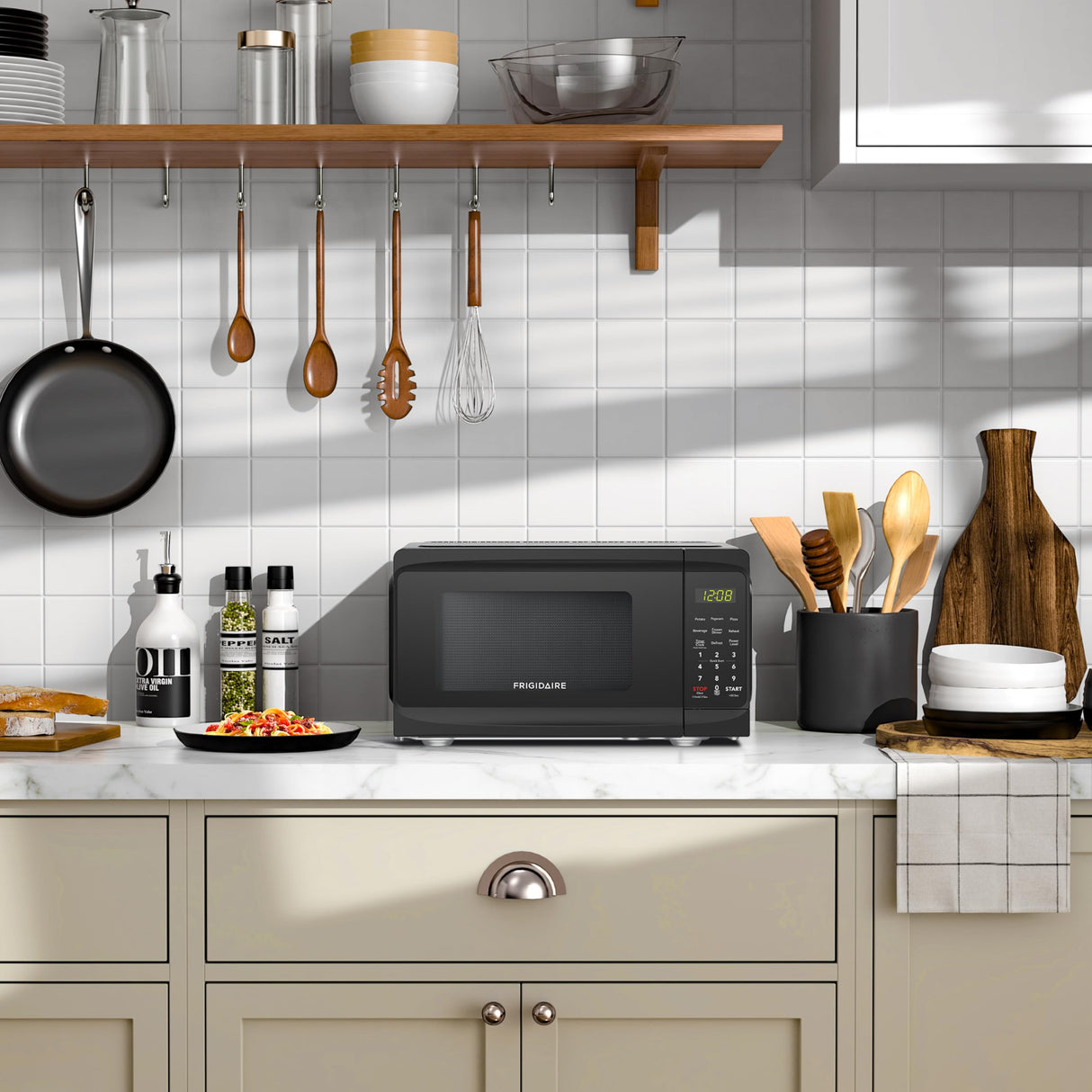 RCA RMW733-BLACK .7 Cubic-ft Microwave (Black) Frigidaire