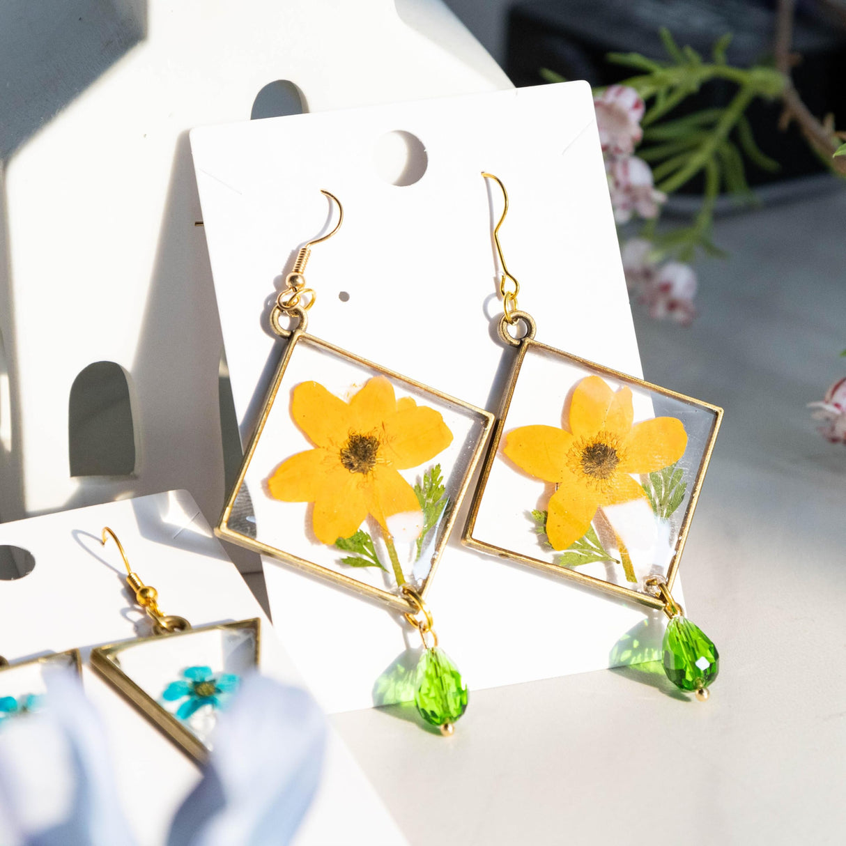 LET'S RESIN 172 pcs Open Bezels for Resin, 2 Size 36 Styles of Gold Hollow Frame Pendants Bezels with 100pcs Jump Rings, Unique Resin Bezels for Jewelry Making, Necklaces Earrings Making Supplies LET'S RESIN