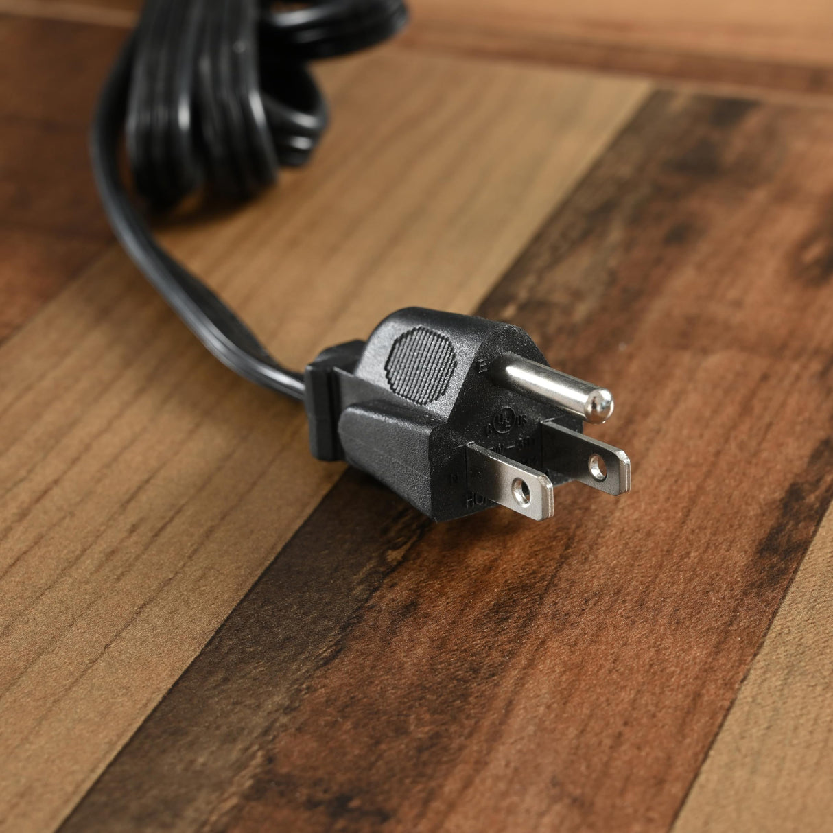 Vinsetto Farmhouse Wood Coffee Table with 2 USB Ports and Outlets, LED Light, Anti-Slip Foot Pads, Spliced Wood Grain, 31.5" L x 31.5" W x 16.5" H, White Vinsetto