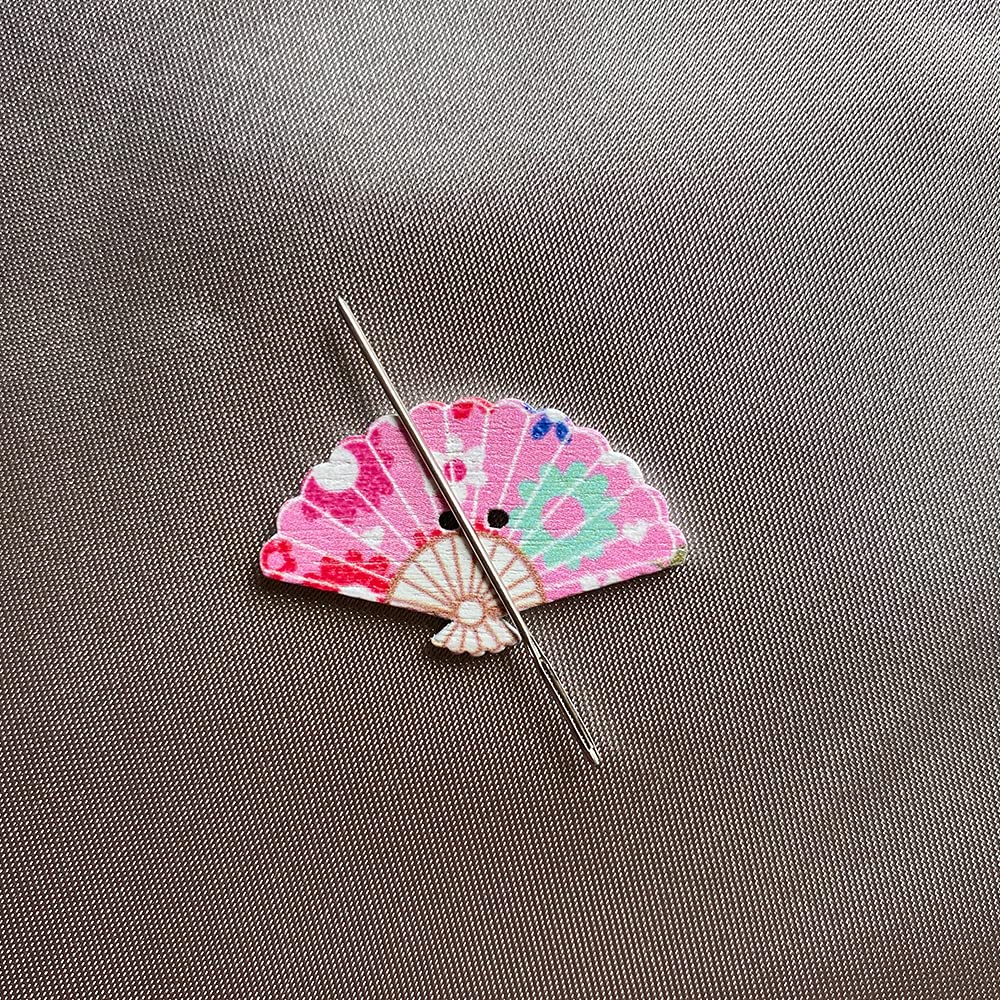 4 Pieces Fan Needle Minders, Magnetic Needle Nanny, Cross Stitch Embroidery Needlework Accessories DPXWCCH