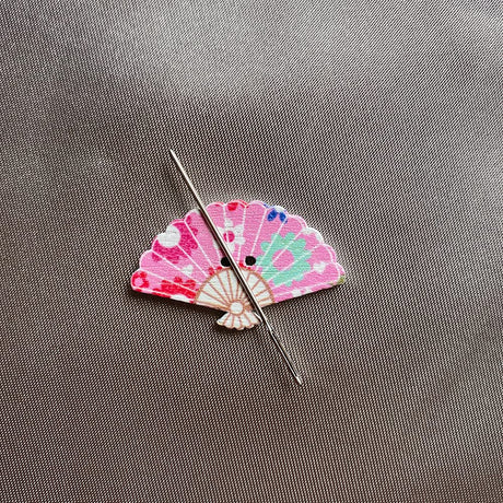 4 Pieces Fan Needle Minders, Magnetic Needle Nanny, Cross Stitch Embroidery Needlework Accessories DPXWCCH