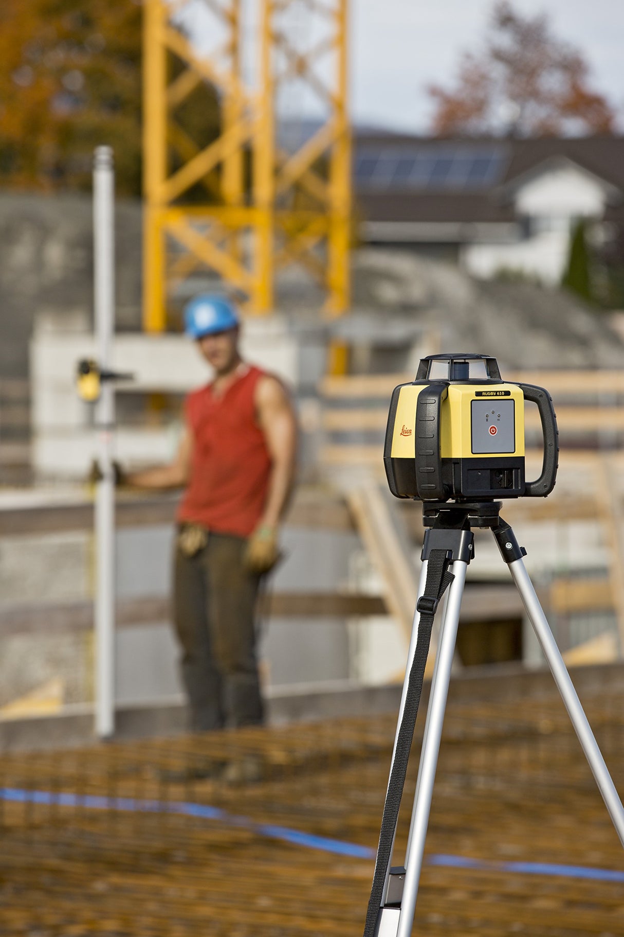 Leica R610,RE140, Alkaline Rugby 610 2000-Feet Self Leveling Horizontal Rotary Laser Kit with Rod Eye 140 Receiver, Yellow Leica