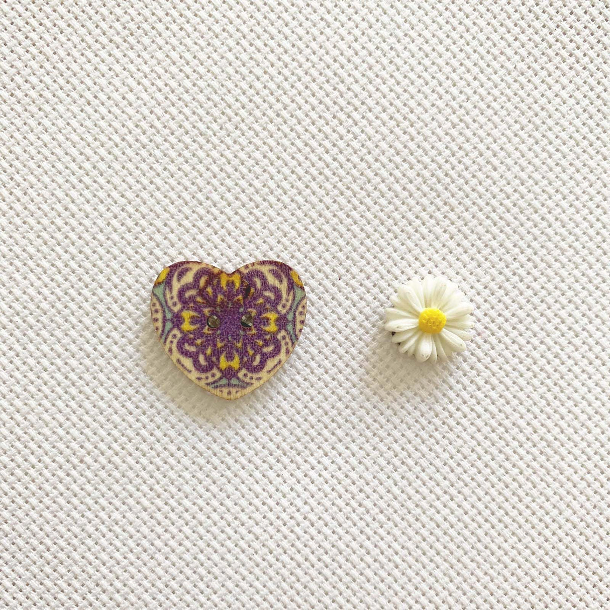 DPXWCCH 4 Pieces Heart Floral Needle Minders for Cross Stitch Wooden Magnetic Needle Keepers Embroidery Needlework Accessories DPXWCCH