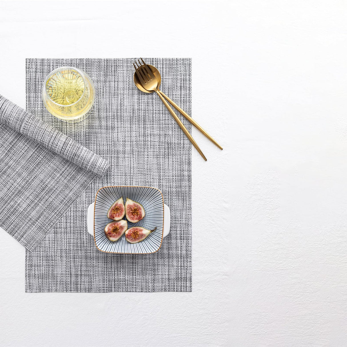 LEXMORE Placemats Set of 4 Vinyl/Plastic Woven Place Mats for Kitchen Table Indoor/Outdoor Washable Placemat Wipeable Dining Table Mats(Gray) LEXMORE