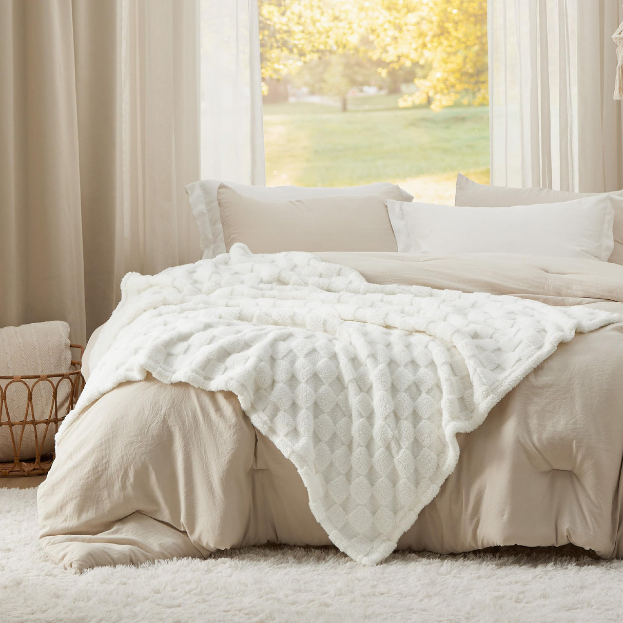 Bedsure White Throw Blanket for Couch - Super Soft Cozy Blankets for Bed, Cute Small Fleece Blanket for Girls and Women, 50x60 Inches Bedsure