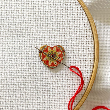 DPXWCCH 4 Pieces Heart Floral Needle Minders for Cross Stitch Wooden Magnetic Needle Keepers Embroidery Needlework Accessories DPXWCCH