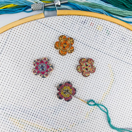 4 Pieces Retro Painted Small Flowers Needle Minder，Magnetic Pin Holder for Cross Stitch, Needlework and Embroidery Accessories，Magnetic Needle Nanny WoodArtSupply