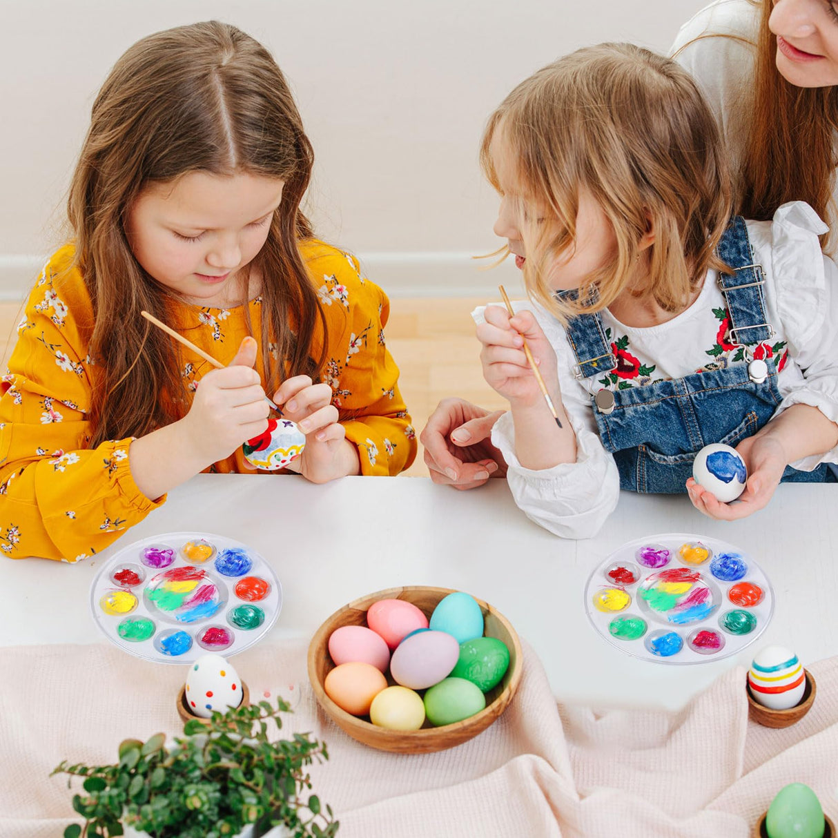 AmazingSpark 100 Pcs Paint Tray Palettes 5.5 in Clear Disposable Round Plastic Paint Palette Watercolor Craft Supplies for Art Class, Halloween Painting Party, DIY Craft, Birthday Party AmazingSpark