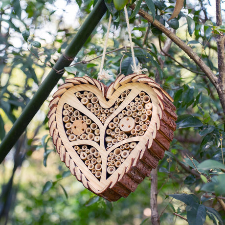 Execabe Mason Bee House, Heart-Shaped Wooden Bee House with Bamboo Tubes, Nesting Aid for Wild Bees, Natural Hanging Habitat for Pollinators, Increases Productivity in Your Garden Execabe