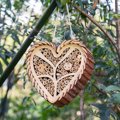 Execabe Mason Bee House, Heart-Shaped Wooden Bee House with Bamboo Tubes, Nesting Aid for Wild Bees, Natural Hanging Habitat for Pollinators, Increases Productivity in Your Garden