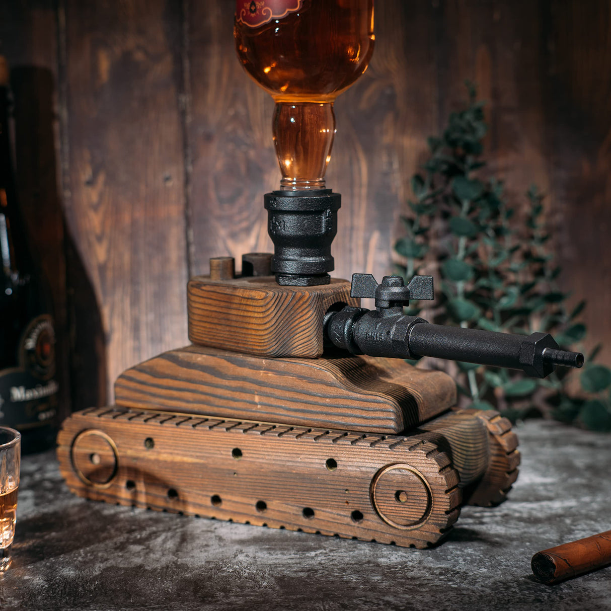 Army Tank Whiskey Decanter by The Wine Savant - Army Gifts for Men - Tank Gift - Bourbon and Scotch Decanter, Gifts for Military Veteran Gifts - 1000ml - Ideal Groomsmen Gifts Whiskey for Men - Wood The Wine Savant