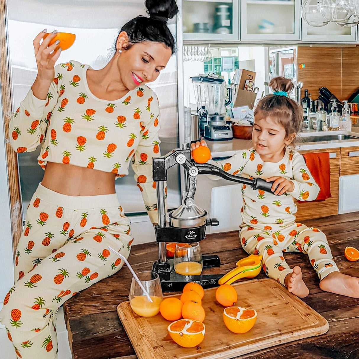 Zulay Kitchen Cast-Iron Orange Juice Squeezer - Heavy-Duty, Easy-to-Clean, Professional Citrus Juicer - Durable Stainless Steel Lemon Squeezer - Sturdy Manual Citrus Press & Orange Squeezer (Black) Zulay Kitchen