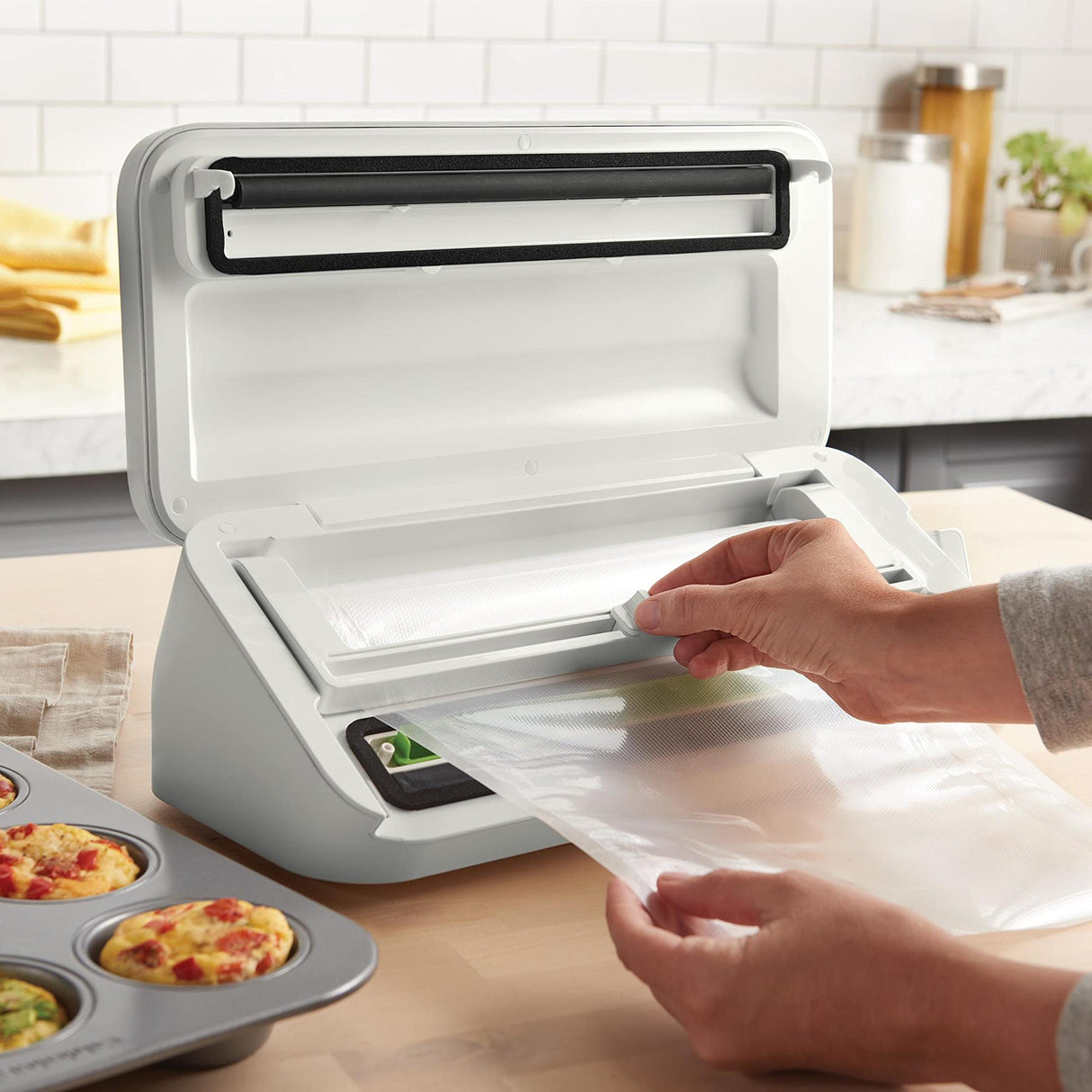 FoodSaver VS2150 Vacuum Sealing System, Food Vacuum Sealer, White/Silver FOODSAVER