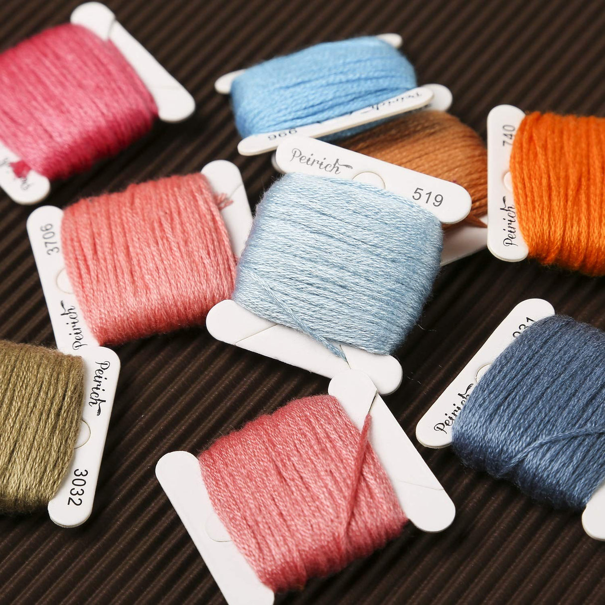 Peirich Friendship Bracelet Making Beads Kit, Letter Beads,22 Multi-Color Embroidery Floss Over 1900 pcs A-Z Alphabet Beads Beads Bracelets String Kit for Jewelry Making Christmas Birthday Gifts Peirich