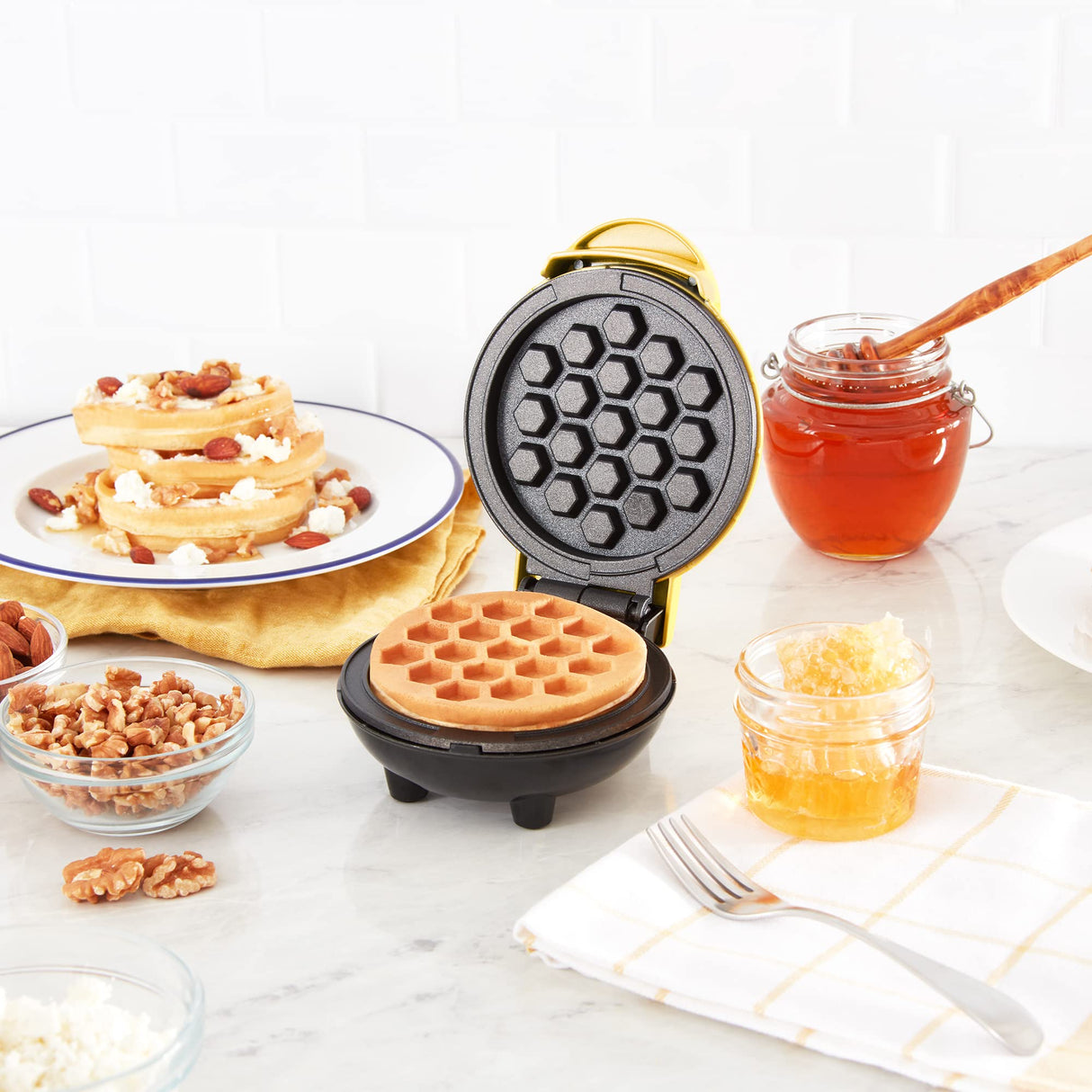 Honeycomb Mini Waffle Maker DASH