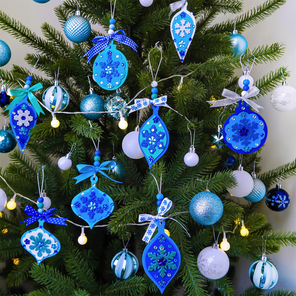 Winlyn 24 Sets Christmas Craft Kits Winter Crafts DIY Snowflake Baubles Ornaments Decorations Snowflake Foam Stickers Christmas Arts and Crafts for Kids Holiday Classroom Art Activities Party Favors Winlyn