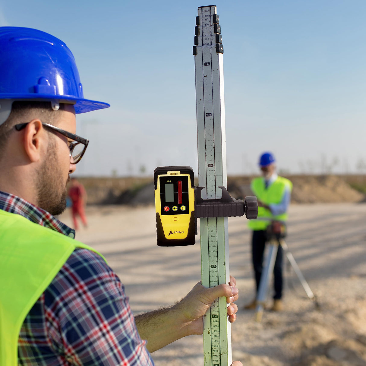 AdirPro Universal Rotary Laser Detector (LD-8) - Digital Rotary Laser Receiver with Dual Display and Built-In Bubble Level, Compatible with All Red Rotary Lasers - Rod Clamp Included AdirPro