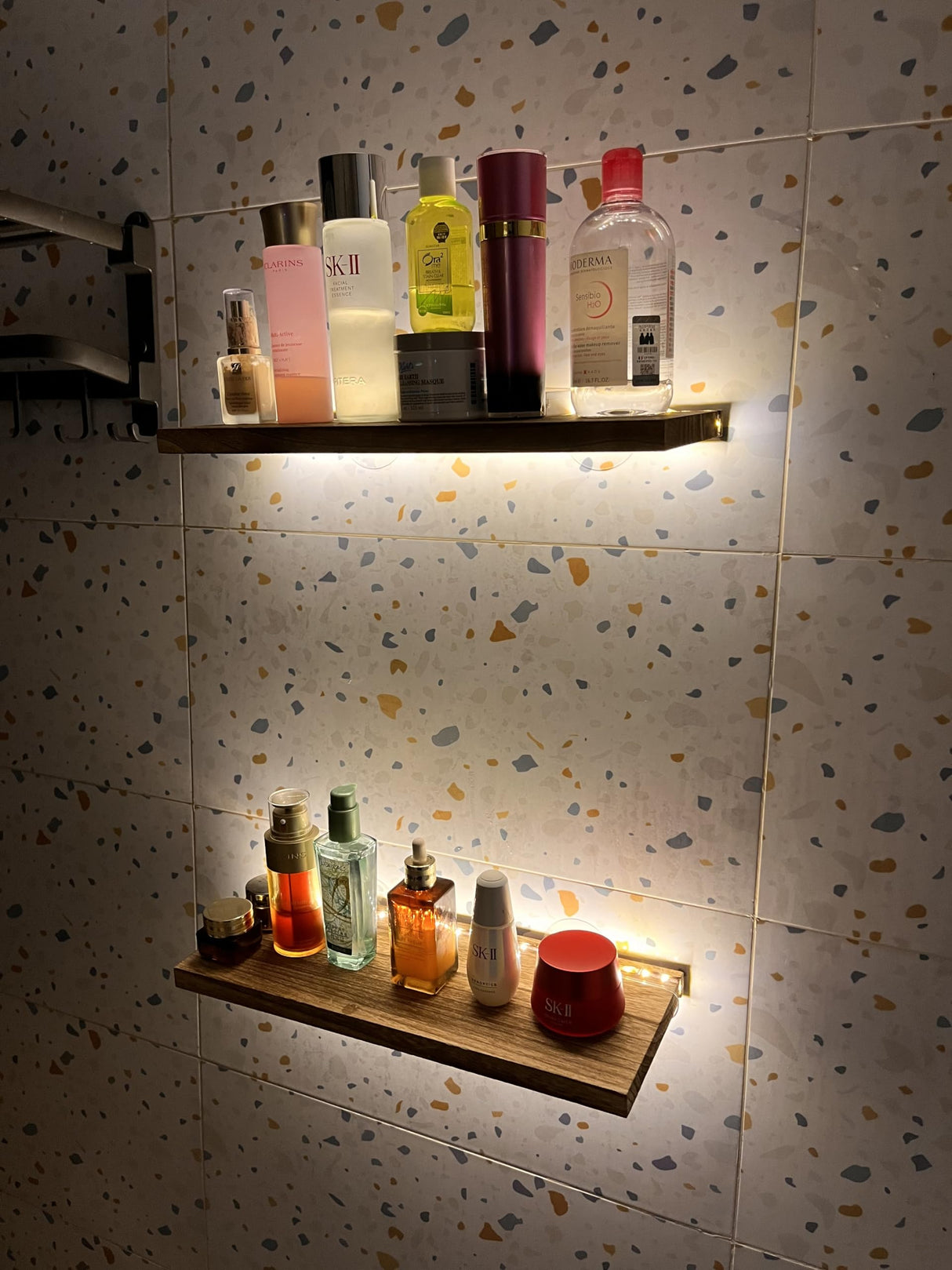 Floating Shelves for Wall Decor Wood Wall Mounted Shelves with LED Lights Set of 2, Sturdy Rustic Wood Shelves Farmhouse Shelf Hanging for Bedroom, Bathroom, Living Room, Kitchen (Usb Powwer) Comtelek