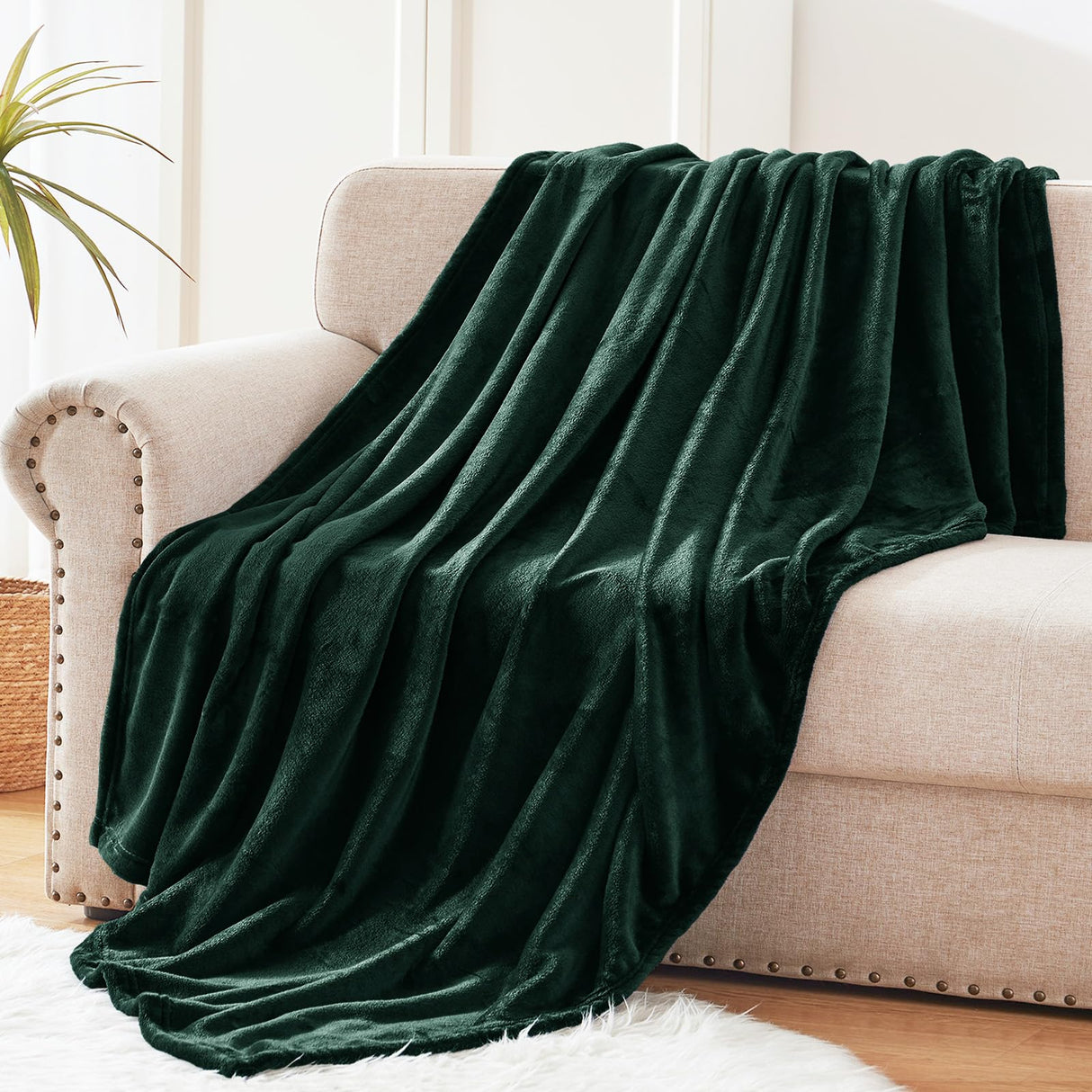 Exclusivo Mezcla Extra Large Fleece Throw Blanket for Couch, Sofa, 300GSM Super Soft and Warm Blankets, Forest Green Throw All Season Use, Cozy, Plush, Lightweight, 50x70 Inches Exclusivo Mezcla