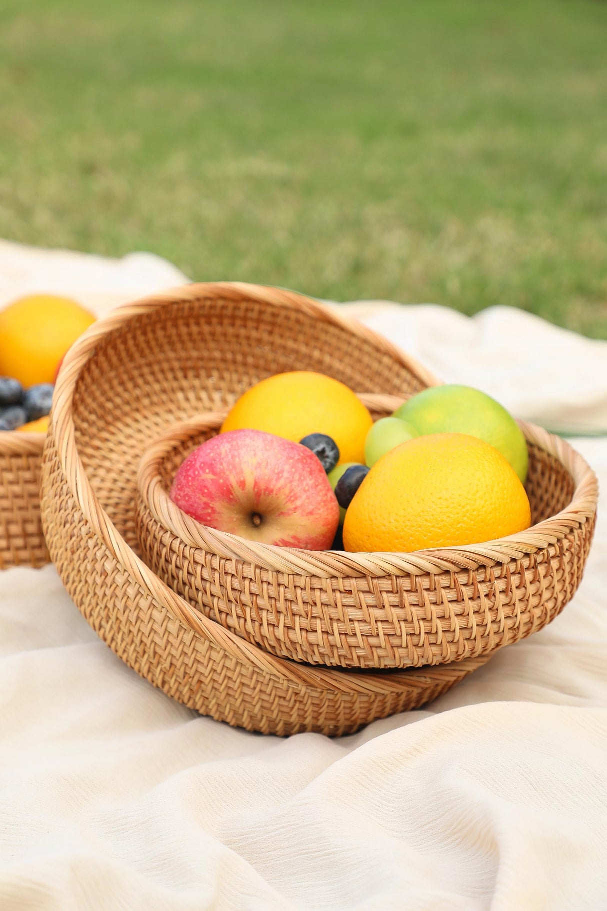 HITOMEN Handmade Rattan Bread Baskets Round Wicker Fruit Serving Storage Bowls, Natural Woven Decorative Kitchen Counter Organizing (Honey Brown) M-9.1" HITOMEN