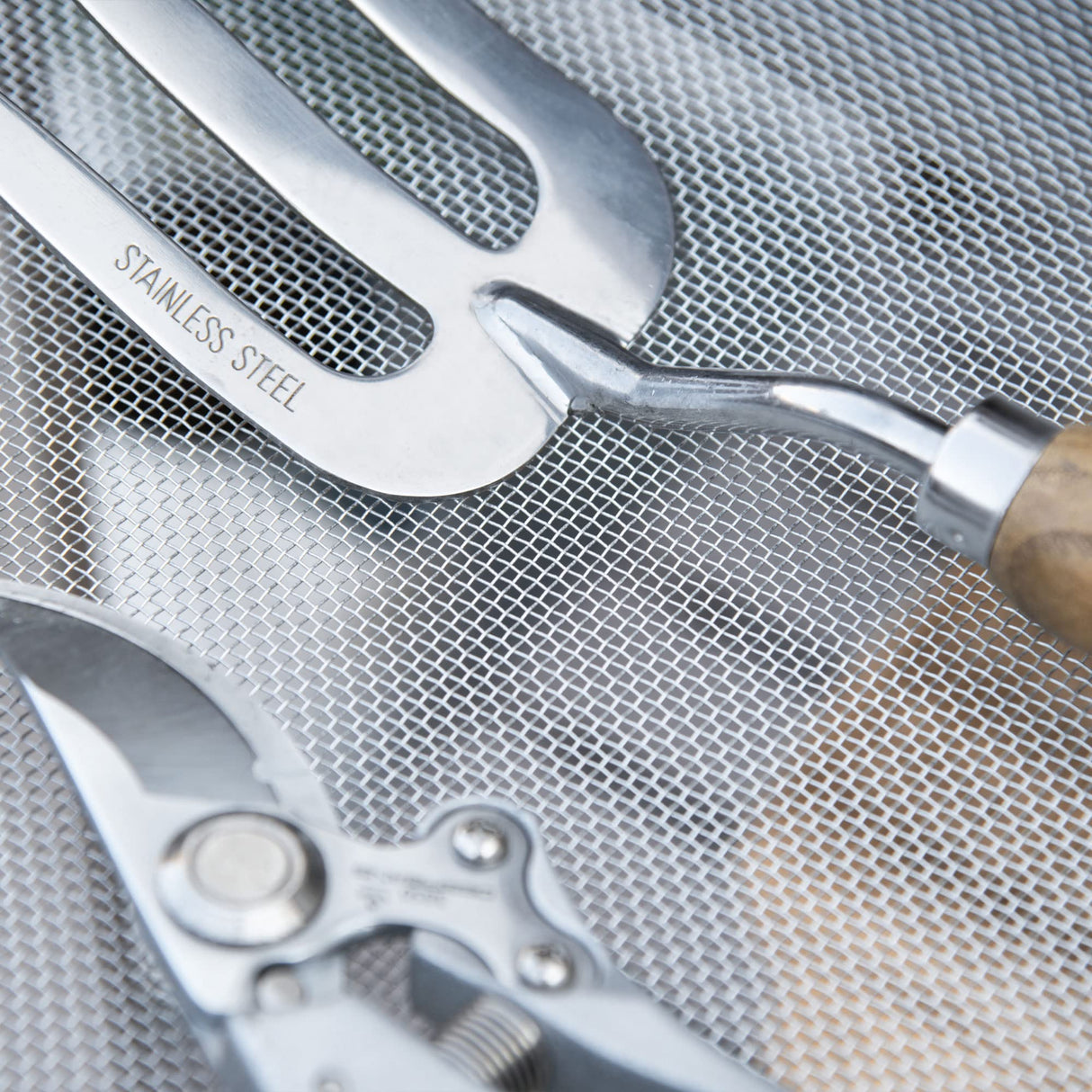 Outsunny Potting Bench Table, Garden Work Bench, Workstation with Metal Sieve Screen, Removable Sink, Additional Hooks and Baskets for Patio, Courtyards, Balcony, Grey Outsunny