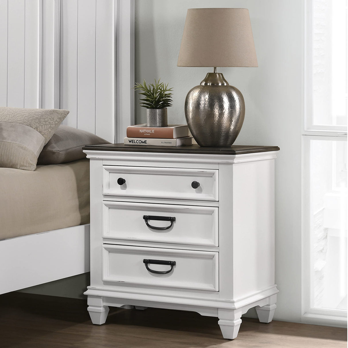 Roundhill Furniture Clelane Wood Bedroom Set with Shiplap Panel Bed, Dresser, Mirror, Nightstand, and Chest, Queen, Weathered White and Walnut Roundhill Furniture