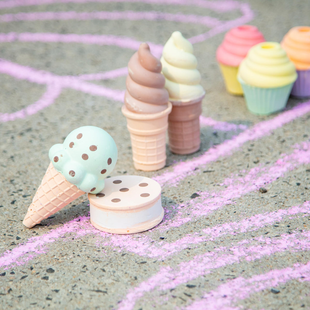 Melissa & Doug Ice Cream & Cake Chalk Set Arts And Crafts For Kids, Sidewalk Chalk For Kids Ages 3+ Melissa & Doug