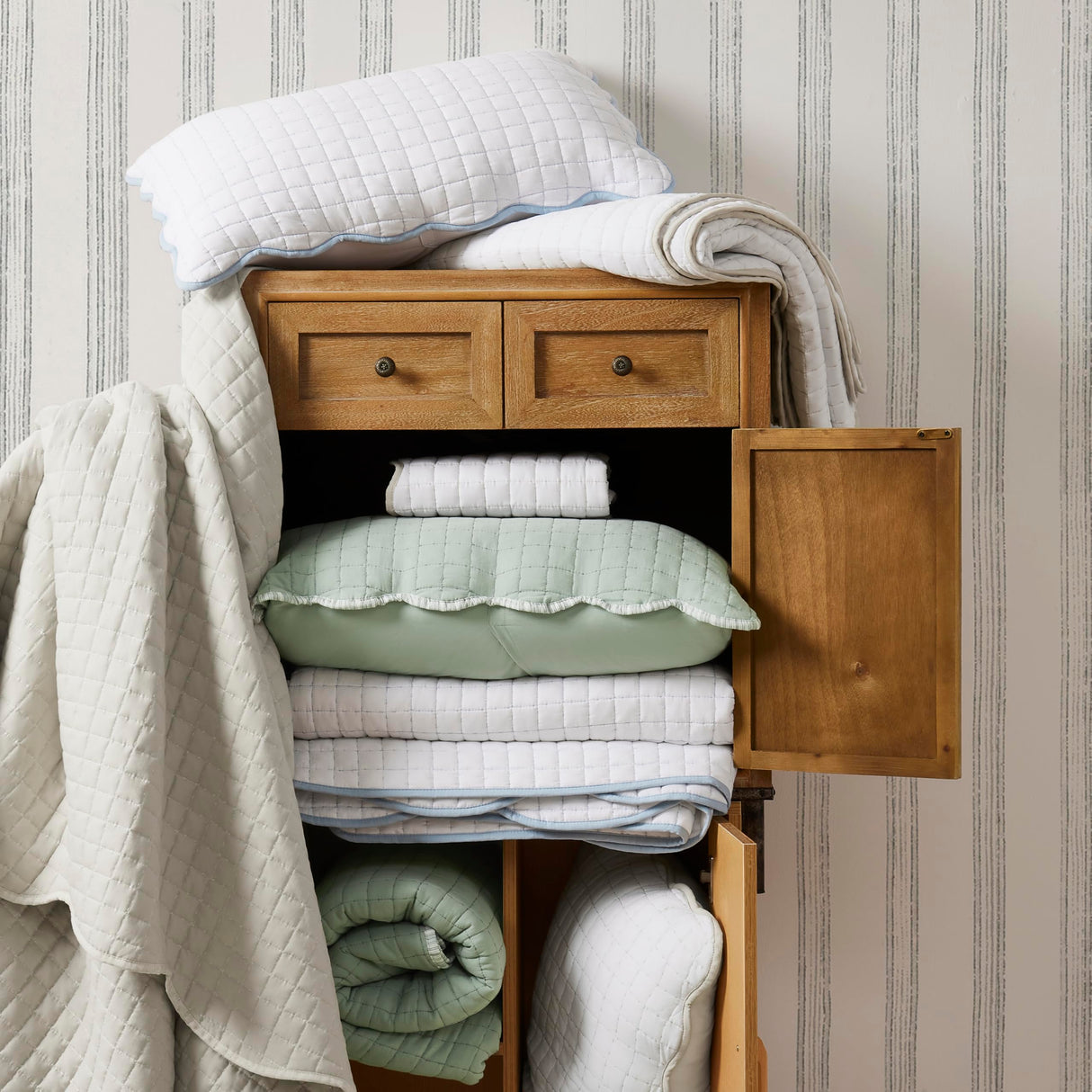 WDCOZY White King Size Quilt Bedding Set, Scalloped Farmhouse Country Rustic Lightweight Soft Coverlet, Cute Cozy Kantha Pick Stitch Bedspread, 2 Pillow Shams, Blue Edge Blue Stitching WDCOZY