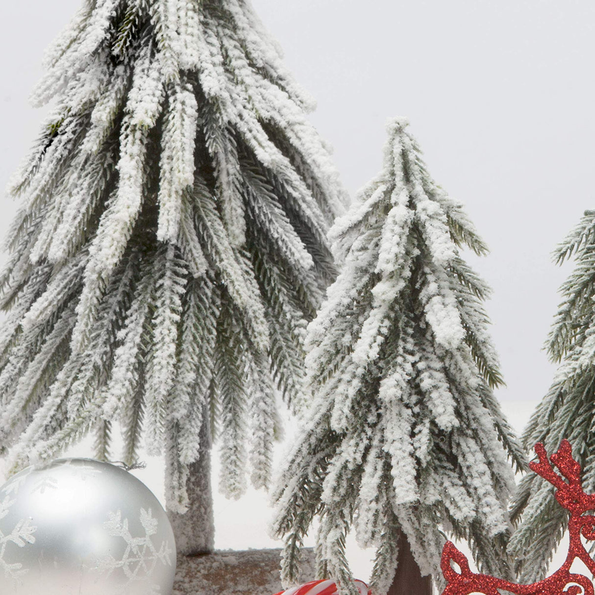 VGIA 4pcs Mini Christmas Trees Separate Spray Snow Christmas Trees with Wooden Bases VGIA