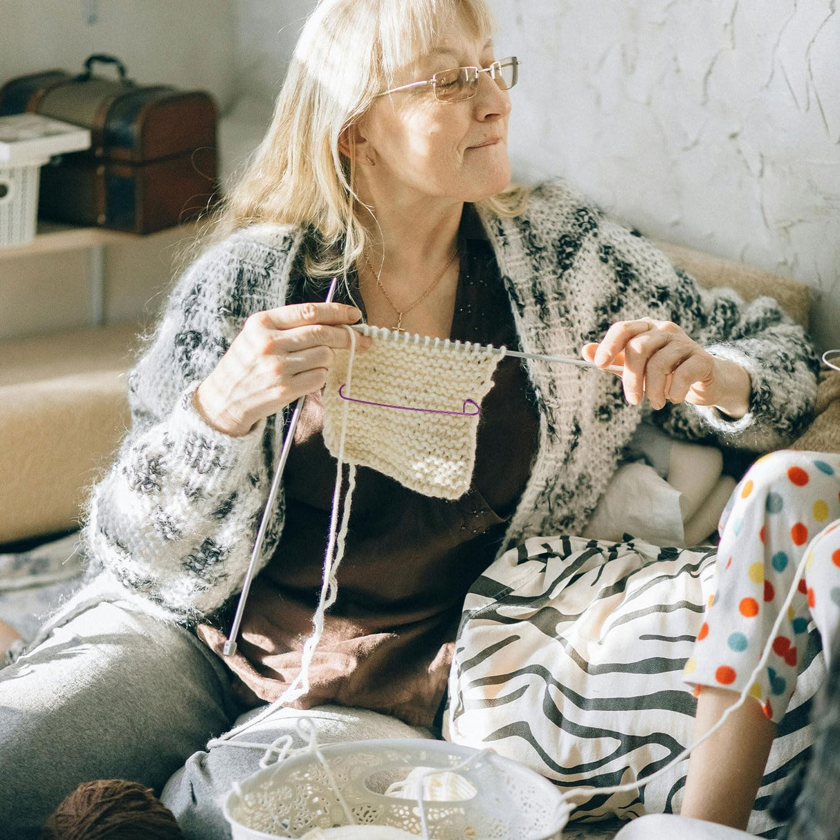 12pcs Knitting Stitch Holders, Handy Yarn Stitch Holder Versatile Knitting Crochet Hook Practical Knitting Needle Holders Colorful Crochet Stitch Holders for Quilting Sewing Knitting (6 Sizes) lasuroa