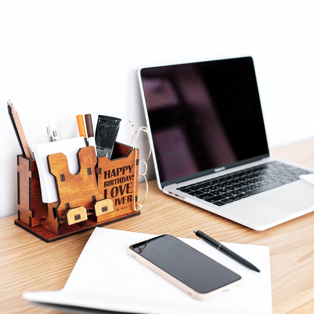 Personalized Wooden Pen Holder for Desk with Cell Phone Holder Wood Desk Organizer Pencil Holder Coworker Gifts Boss Leader Colleague Friends Office Organization Employee Appreciation Gifts Woodland