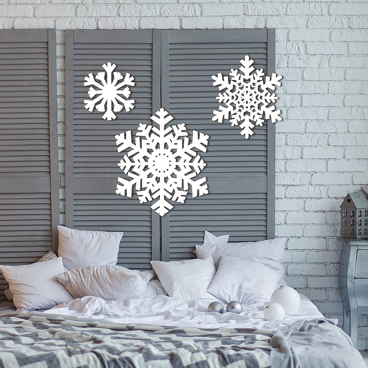 Jetec 3 Pieces Christmas Snowflake Wooden Sign Decoration for Wall Snowflake Shape Sign 3 Sizes Snowflake Hanging Plaques Rustic Wood Wall Holiday Decor for Bedroom Living Room (White, Vivid Style) Jetec