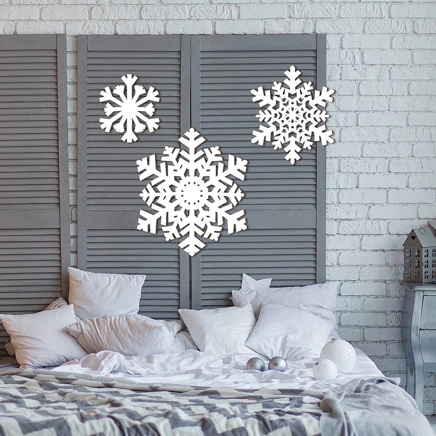 Jetec 3 Pieces Christmas Snowflake Wooden Sign Decoration for Wall Snowflake Shape Sign 3 Sizes Snowflake Hanging Plaques Rustic Wood Wall Holiday Decor for Bedroom Living Room (White, Vivid Style)