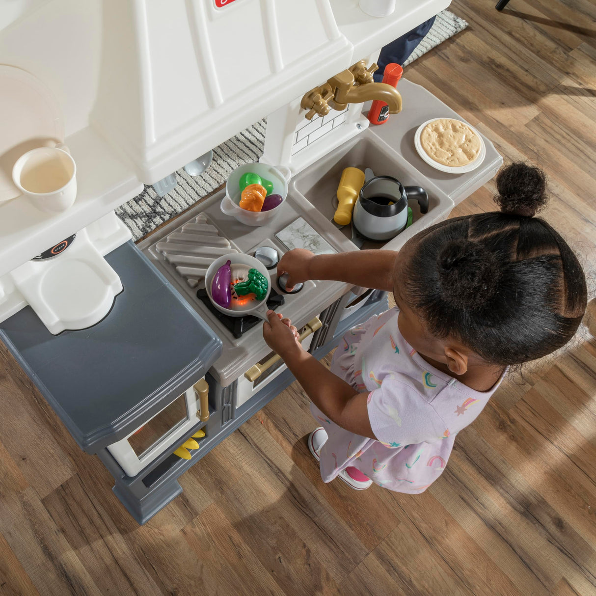 Step2 Gilded Gourmet Kids Kitchen Playset, Indoor/Outdoor Kitchenette, Interactive Play with Lights and Sounds, Made of Durable Plastic, Includes 20 Piece Toy Accessories, for Toddlers 2+ Years Old Step2