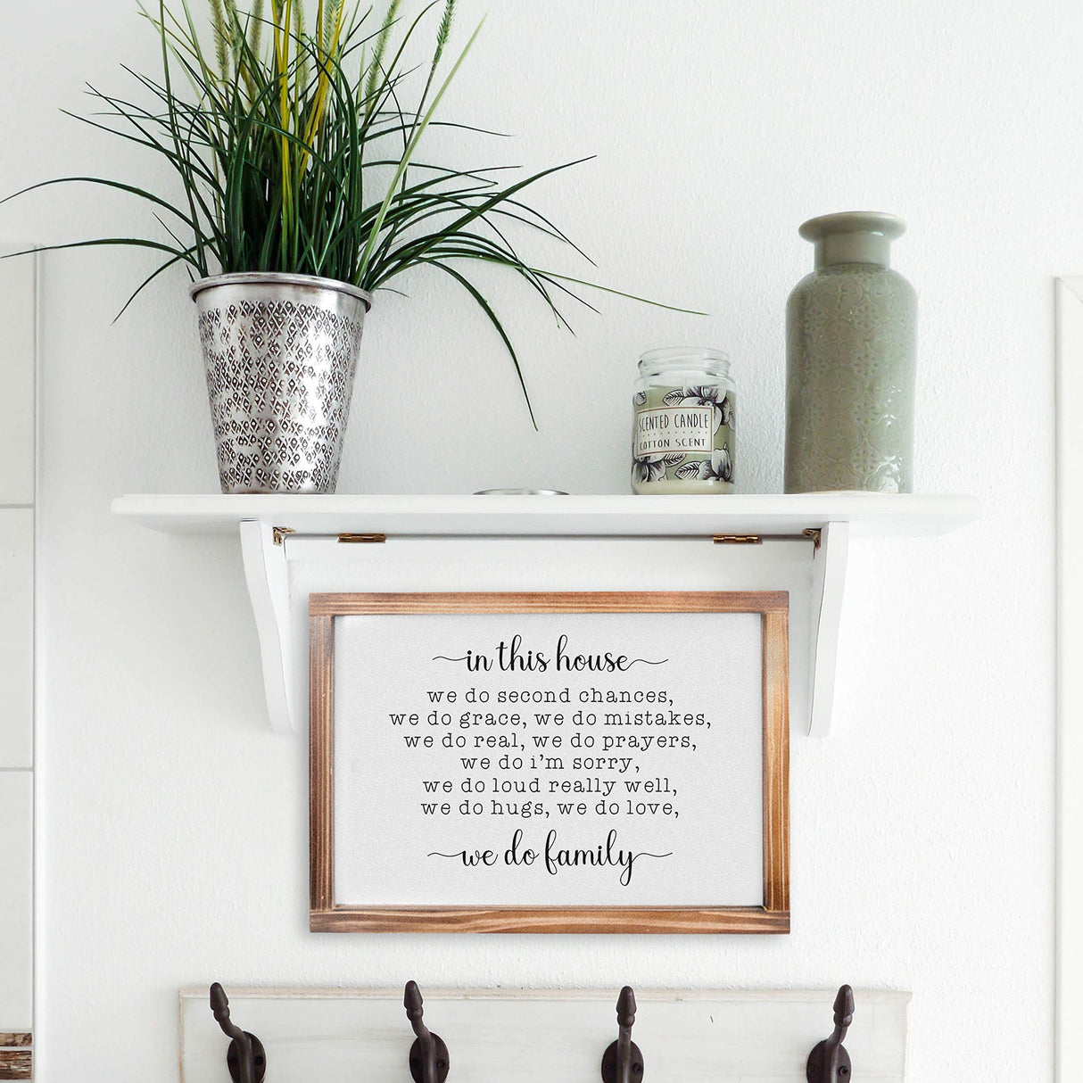 MAINEVENT In This House We Do Family Sign 11x16 Inch, Family Signs Home Decor, Rustic Farmhouse Decor the Home Sign, Wall Decorations Living Room, Modern Farmhouse Sign Solid Wood Frame MAINEVENT